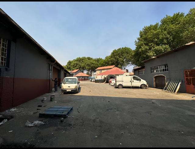 3,110M² WAREHOUSE TO LET IN INDUSTRIA WEST